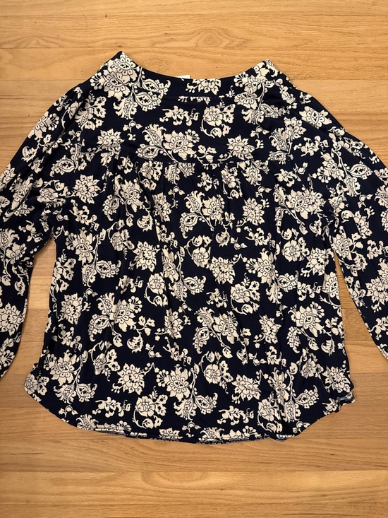 Lane Bryant Tops - NEW Lane Bryant Size 14/16 Navy Blue Floral V Neck Blouse
